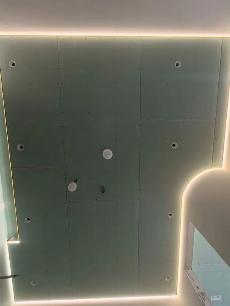 Faux plafond avec spots et LED réalisé à Dakar