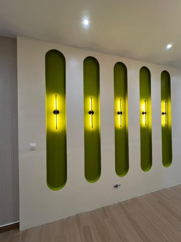 Décoration murale avec niches arrondies éclairées