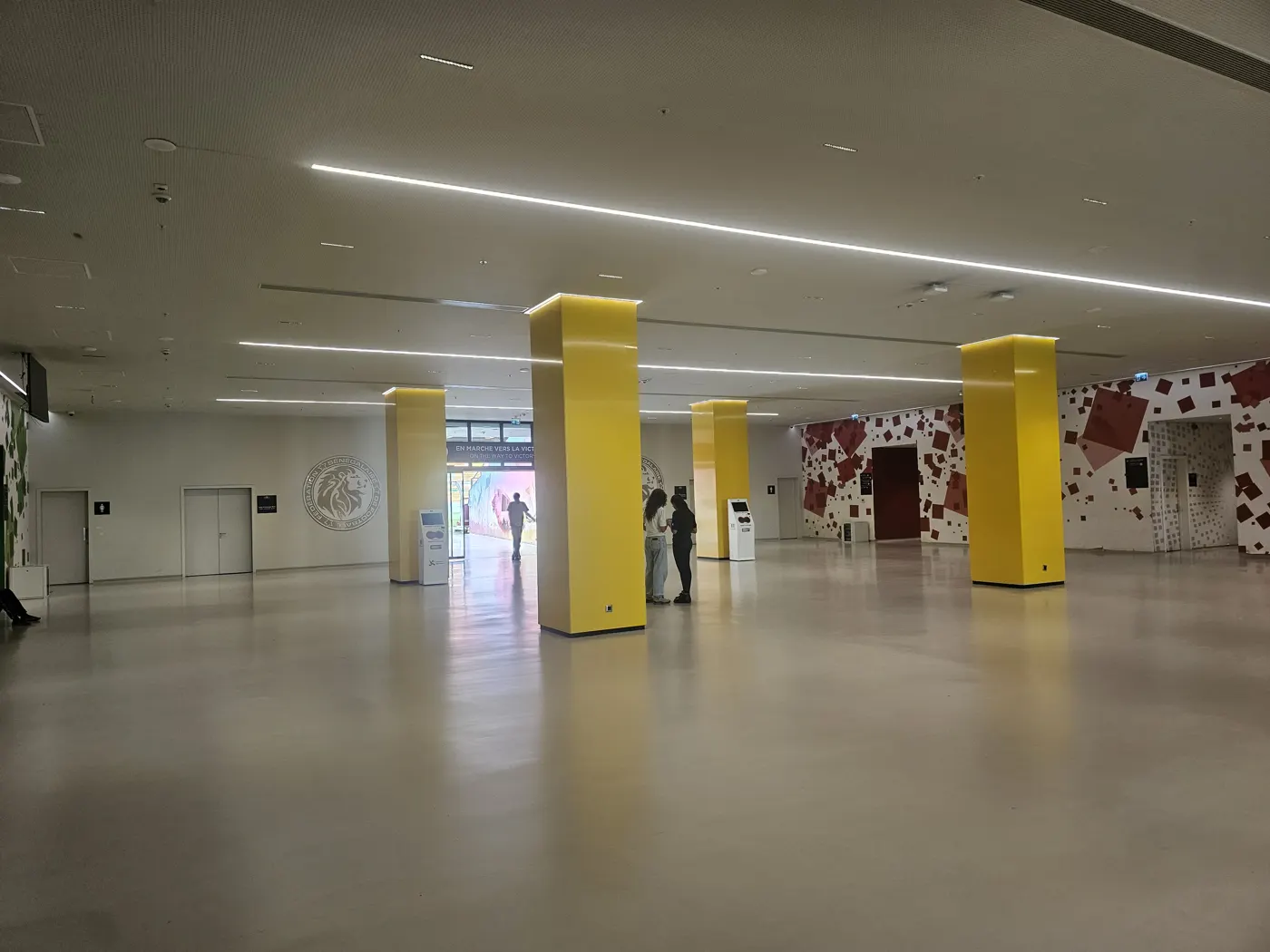 Hall du Stade Abdoulaye Wade fini, colonnes jaunes et lignes de lumière
