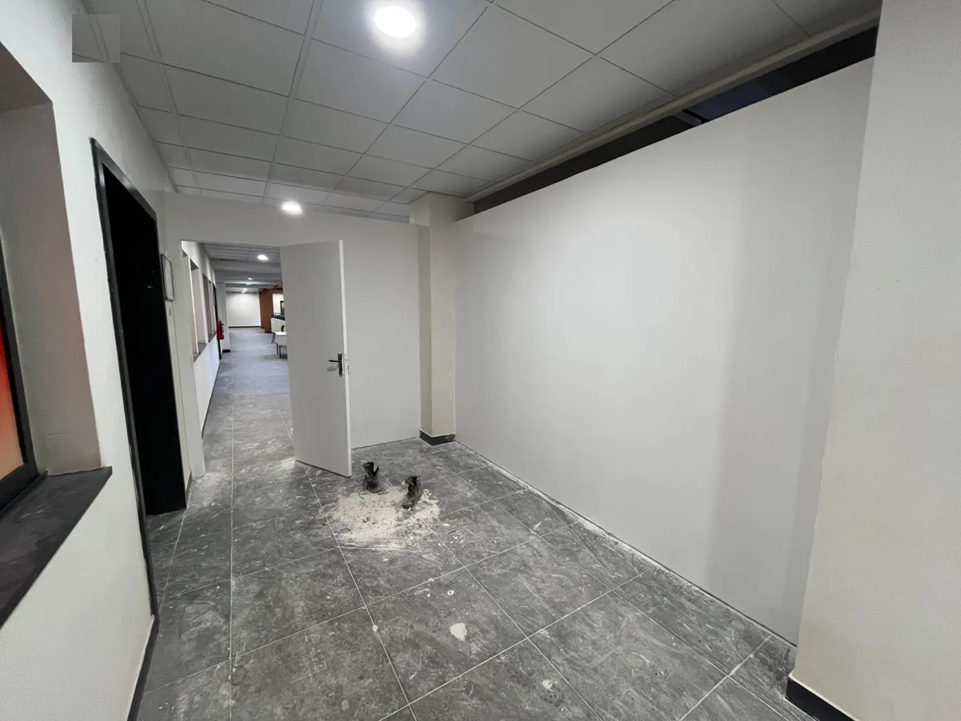 Cloison en plaques de plâtre terminée et porte à l'université UAM